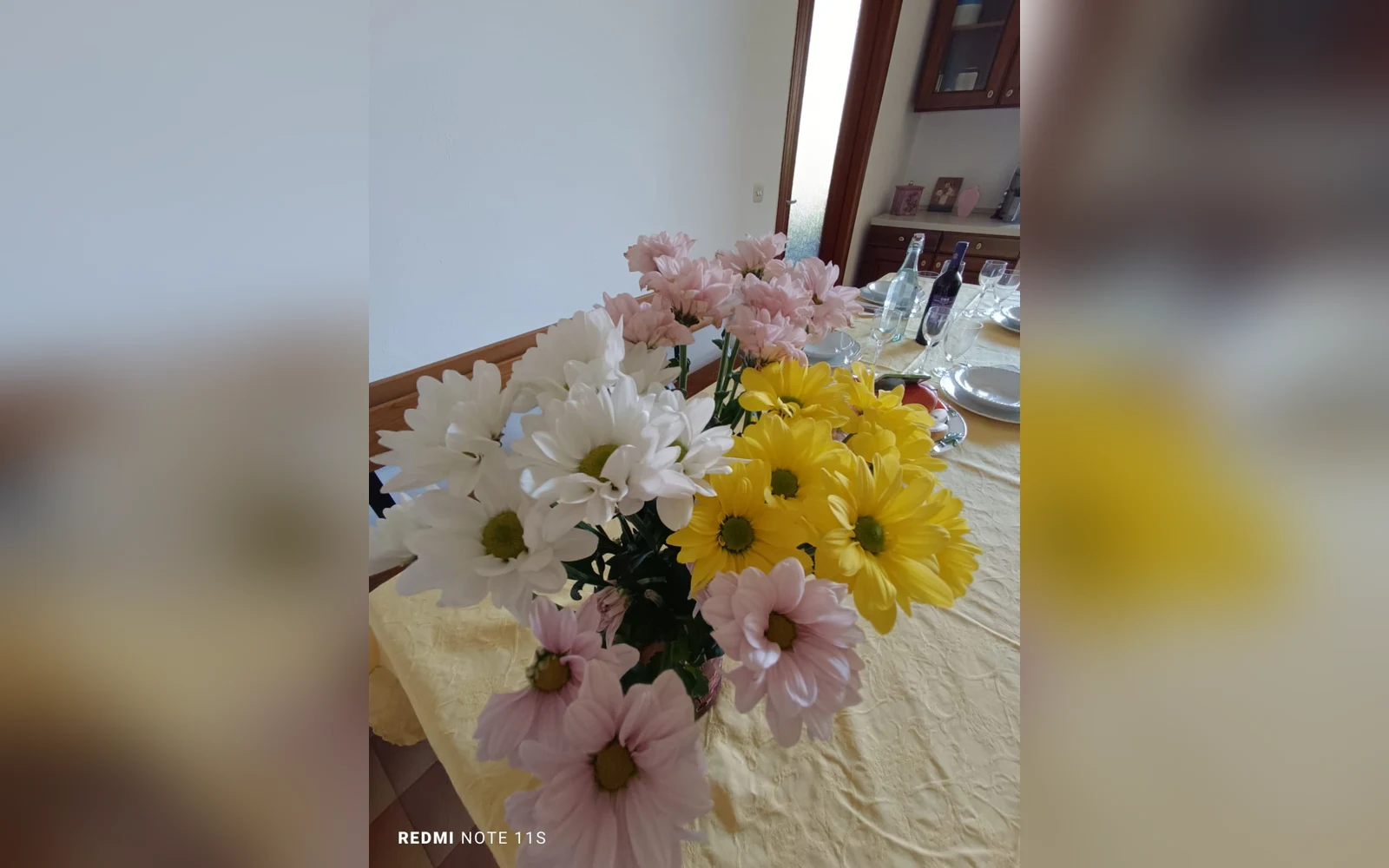 Tavola con fiori in cucina — Casa Ortensia, villar dora (Piemonte) (foto 42)